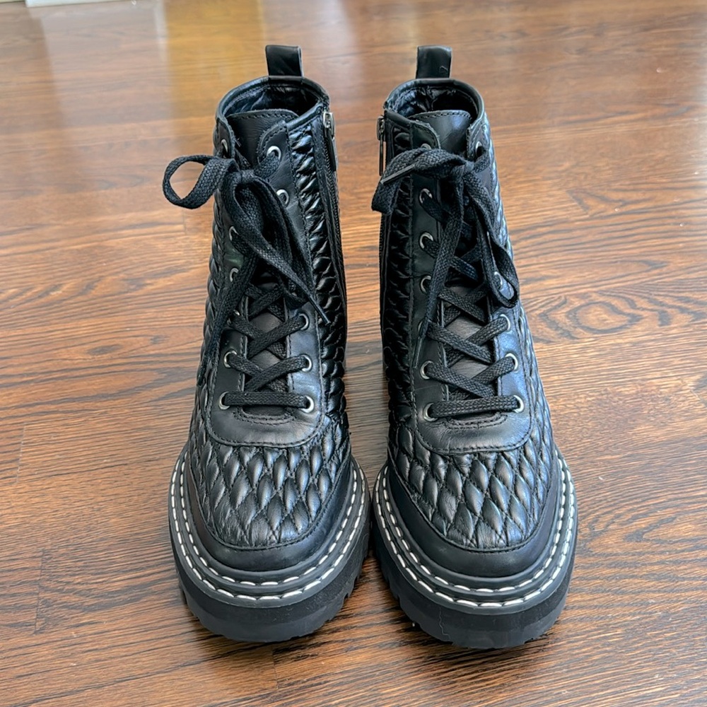 🔥🔥VINCE CAMUTO 🔥🔥 quilted boots